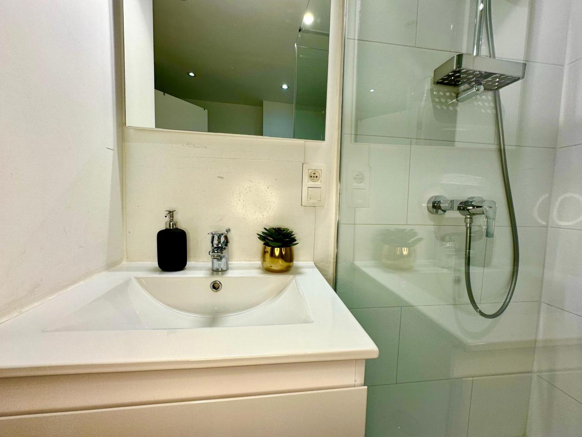 Luxury By Rikas Apartment